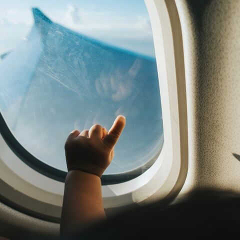 Illustratie bij: Zien: moeder heeft boodschap voor mensen die klagen over huilende baby’s in het vliegtuig